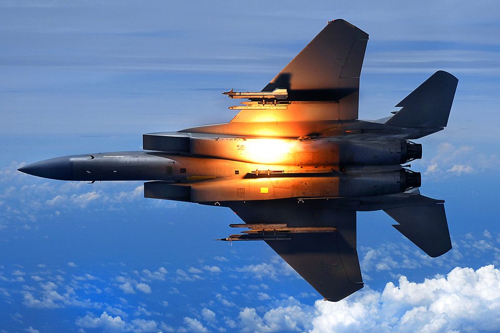 Um F-15C Eagle do 44th Fighter Squadron da USAF lançando flare