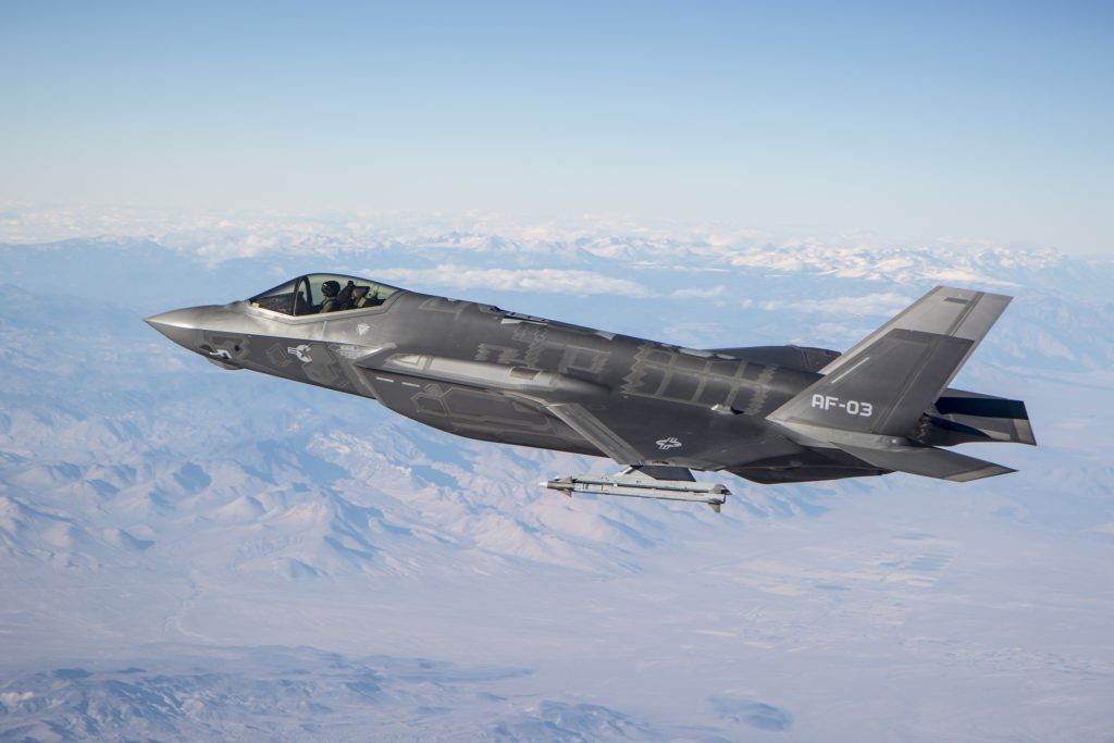 F-35 com míssil AIM-9X