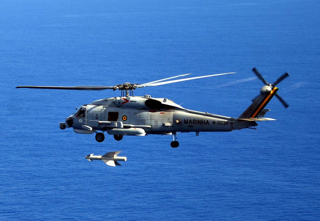 Helicóptero Seahawk Sh-16 lançando míssil antinavio Penguin