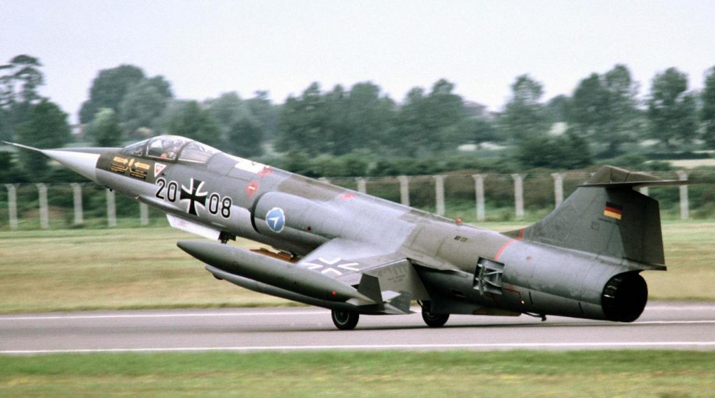 f-104-decolando