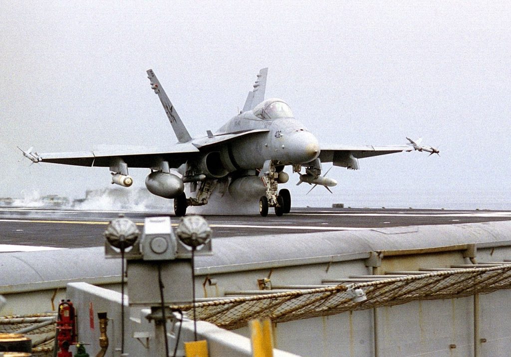 [Imagen: Hornet-decolando-com-bomba-de-fragmenta%...24x716.jpg]