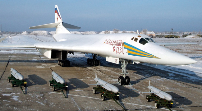 Tu-160 e 4 mísseis de cruzeiro Kh55SM