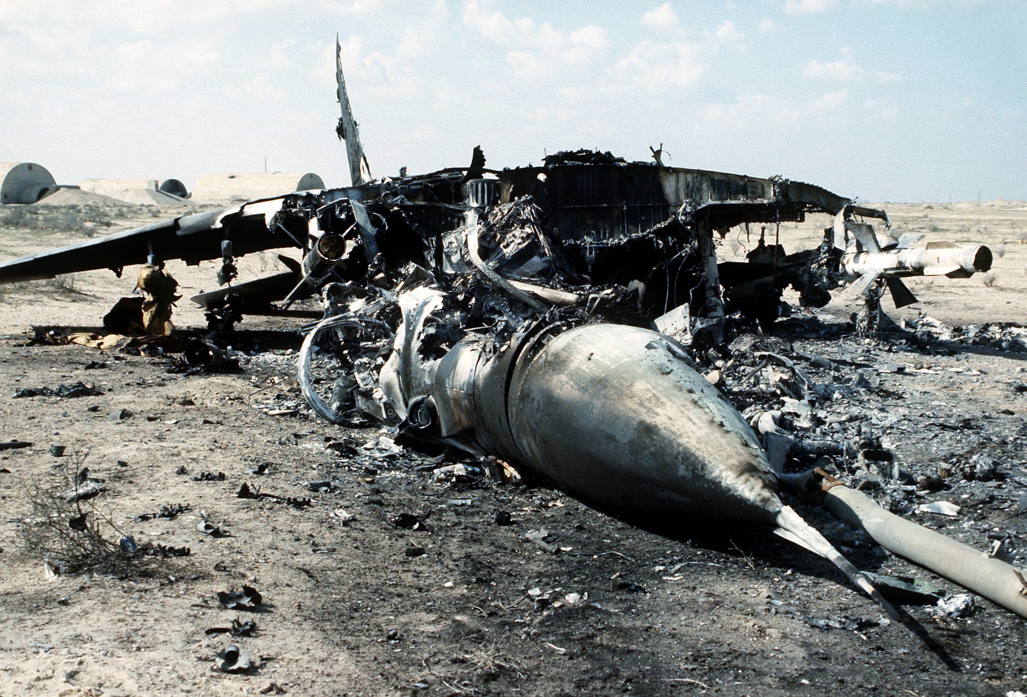 Um MiG-29 iraquiano destruído no solo pelas forças da Coalizão durante a Operação Desert Storm