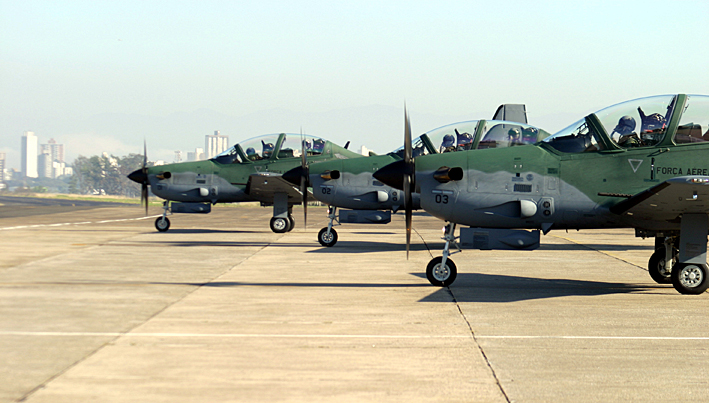 super tucano linha de voo foto embraer