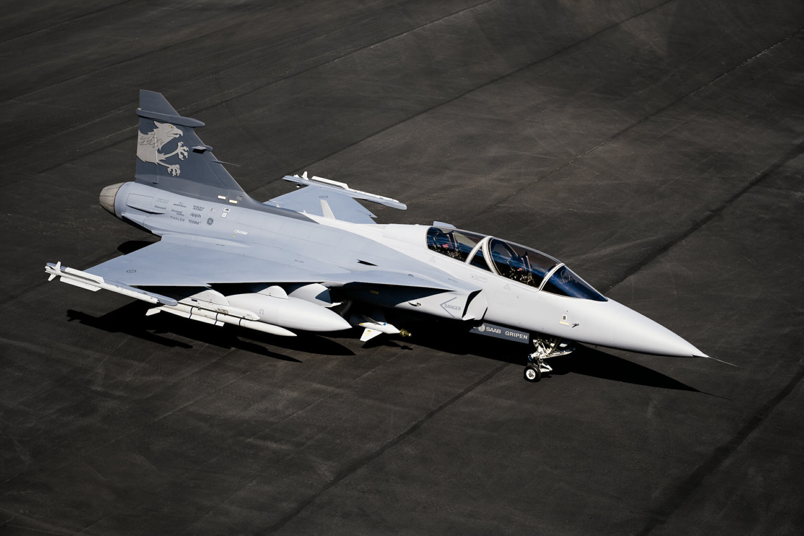 http://www.aereo.jor.br/wp-content/uploads/2010/01/Gripen-NG-lan%C3%A7amento-2.jpg