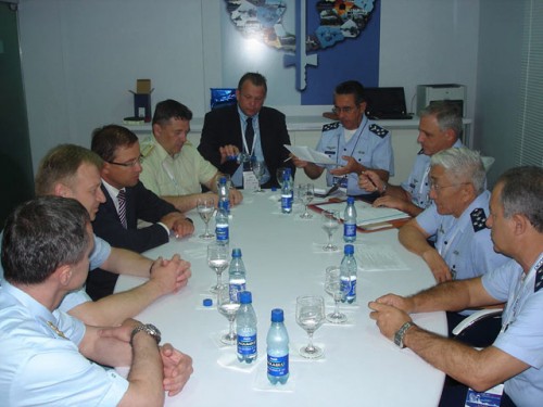Brig Saito com  o pessoal da Saab e da Força Aérea Tcheca na LAAD 09
