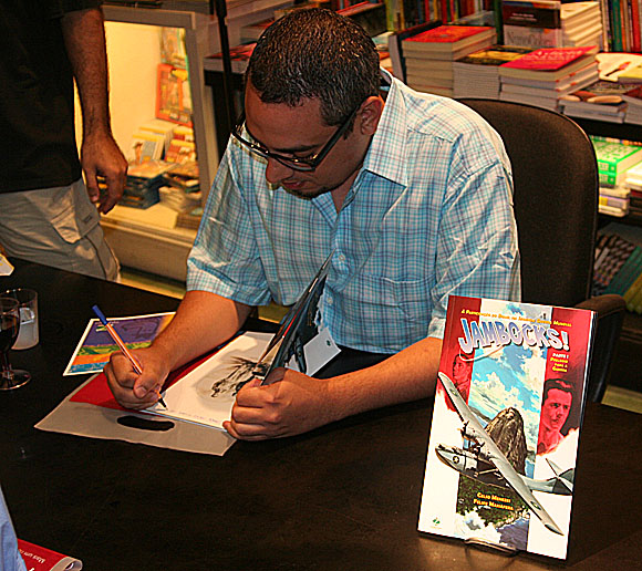 Celso Menezes autografando no lançamento da HQ Jambocks no Rio
