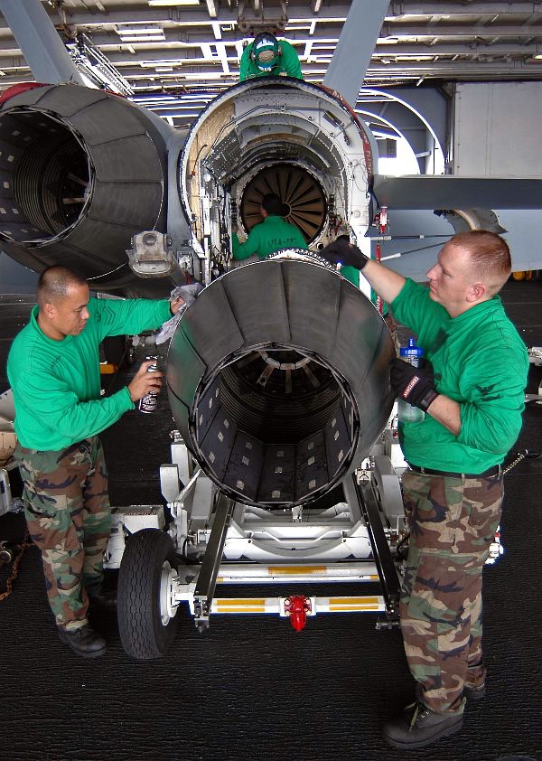 Motor F414 de Super Hornet em manutenção em CVN - foto US Navy