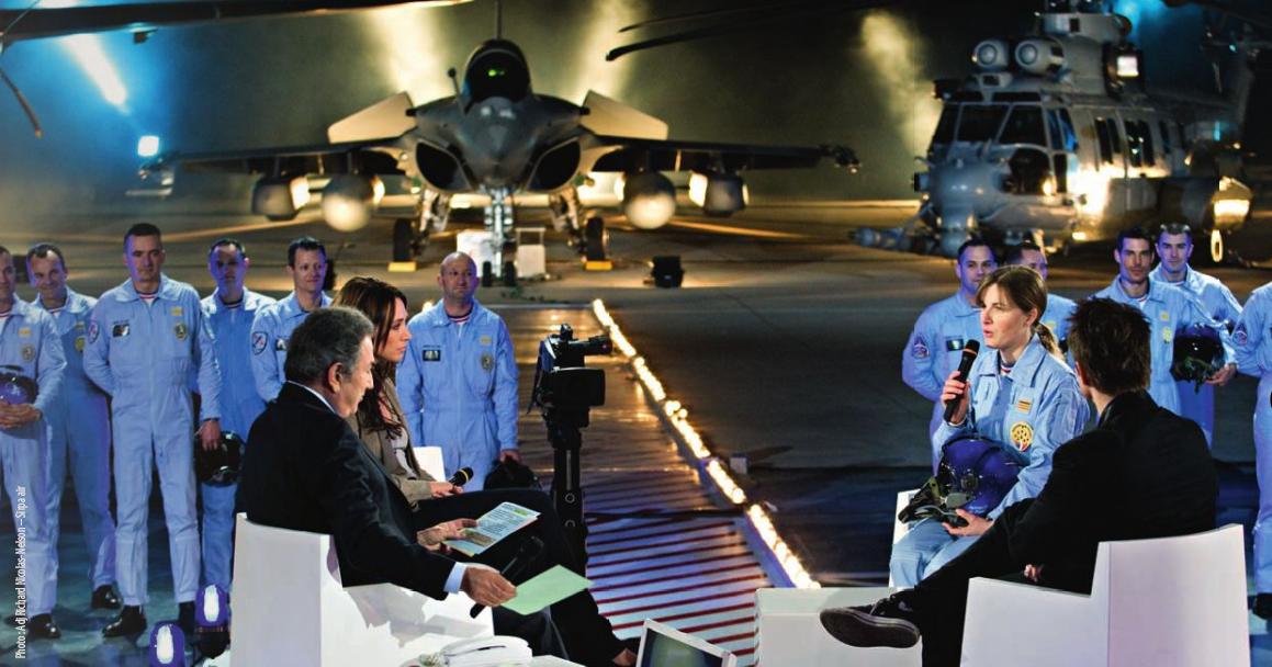 Rafale, EC 725 e Patrouille de France em show de TV em 23 março 2010 - foto revista Air Actualites via Armee de lair