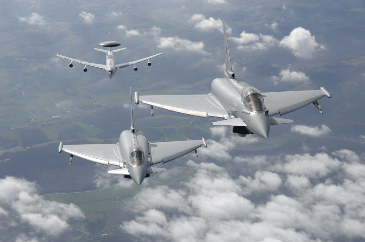 http://www.aereo.jor.br/wp-content/uploads/2010/09/Typhoons-da-For%C3%A7a-A%C3%A9rea-Italiana-com-AWACS-foto-Eurofighter.jpg