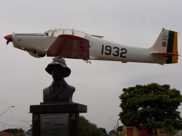 T-25 espetado e busto de Santos Dumont em praça de Pirassununga - foto  Nunão - 2006