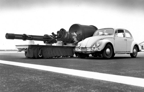 O tamanho do canhão GAU-8 30mm do A-10 Thunderbolt II comparado a um Fusca