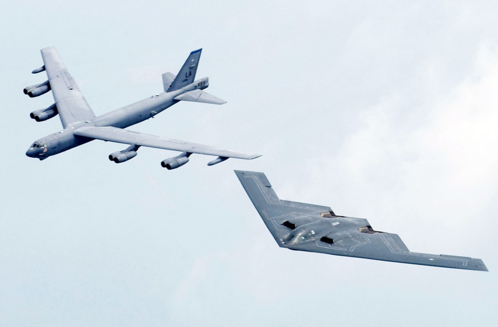 B-52 em formação com B-2 - foto USAF