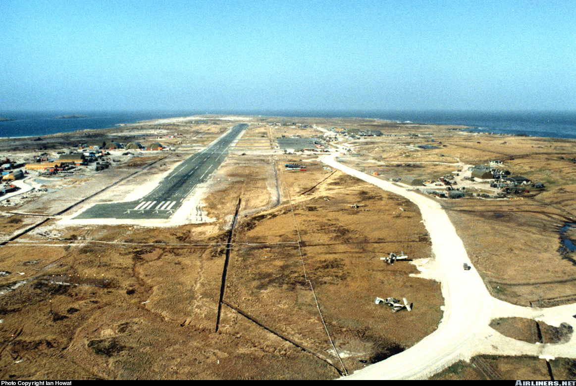 Aeródromo de Port Stanley nas Falklands em 1985, com restos de aeronaves argentinas ainda visíveis