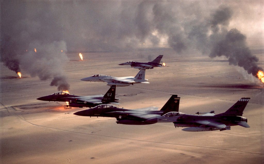 Caças F-16 Fighting Falcons, F-15C e F-15E Eagles voam sobre os campos de petróleo em chamas durante a Operação Desert Storm no Iraque, em 1991