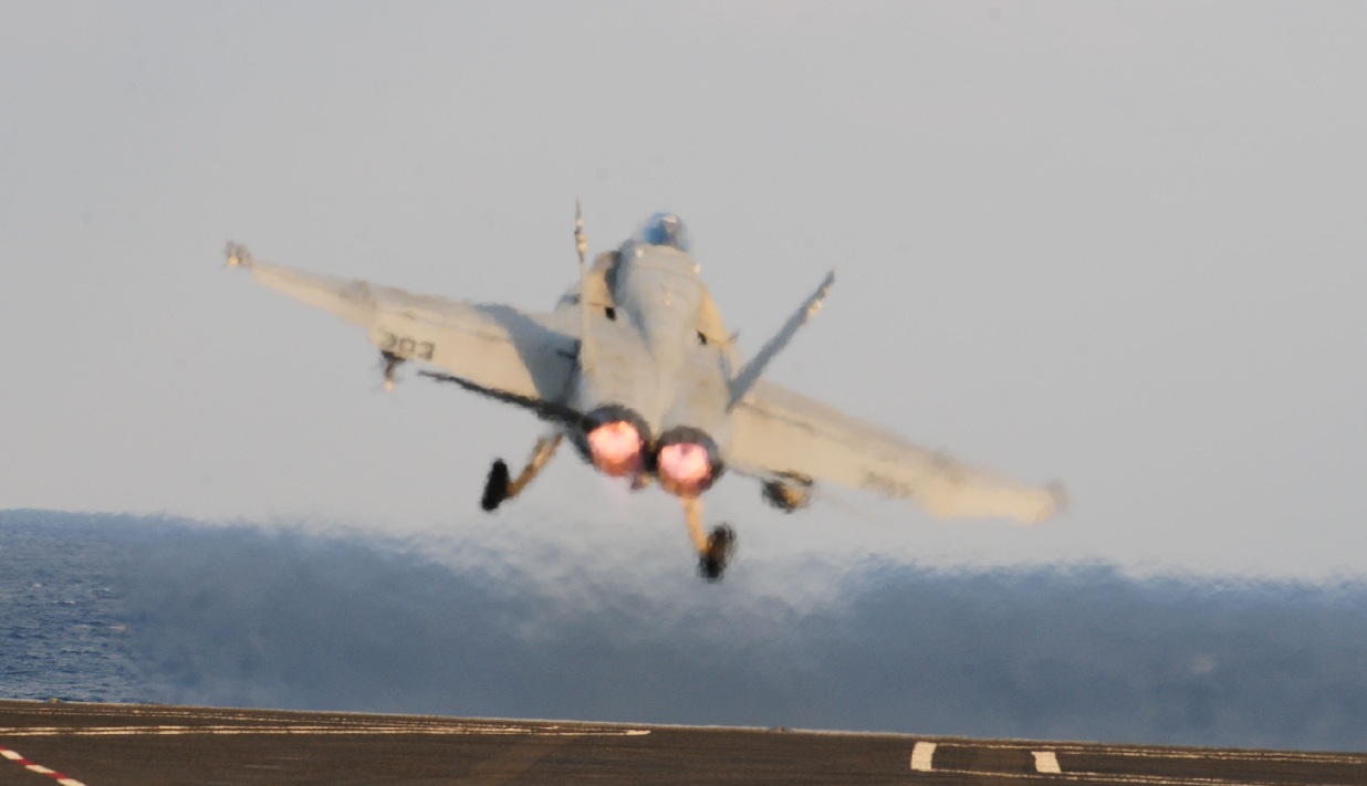F-18 C Hornet lançamento - foto USN