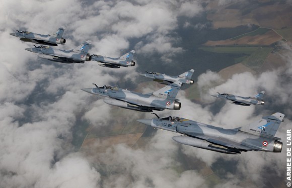 Mirage 2000-5 completa  transferência do Cicognes de Dijon a Luxeuil - foto Armee de lair