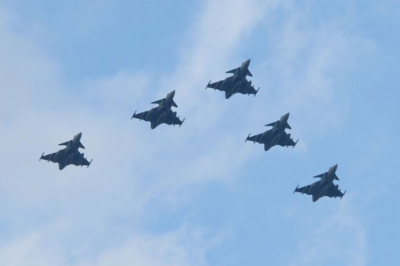 Formação de cinco caças Gripen utilizados no conflito sobre a Líbia voa de volta à Suécia - foto Forças Armadas da Suécia
