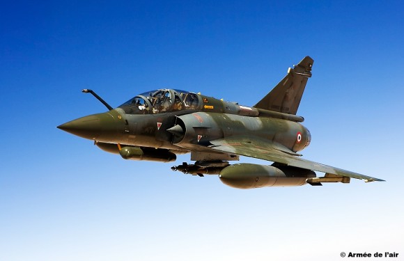 Mirage 2000D com pod designador e bombas guiadas - foto Armee de lair
