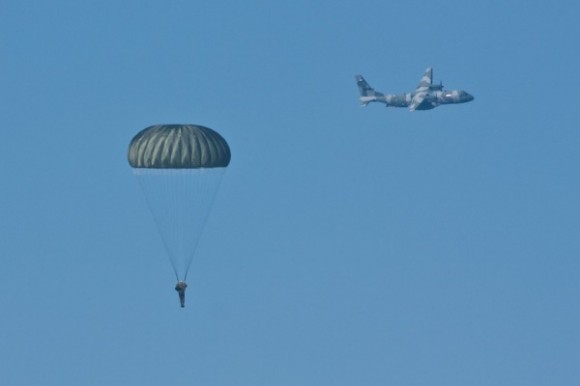 C-105 operacao saci - paraquedista - foto FAB
