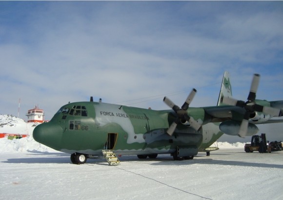 C-130 em missão de ressuprimento da Estação Comandante Ferraz - foto FAB