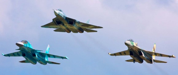 Aviões de combate Sukhoi com o PAKFA à frente - foto Sukhoi