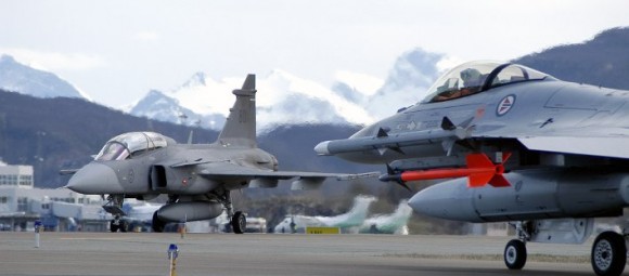 Gripen sueco e F-16 norueguês - foto via Militaryphotos