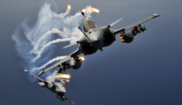 Rafale e flares - foto Força Aérea Francesa