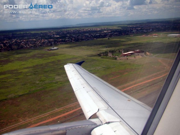 A-319 da TAM Pantanal decolando de Cpo Grande - foto Nunão - Poder Aéreo