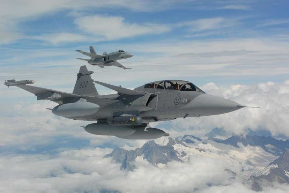 Gripen em formação com caça F-18 suíço - foto Força Aérea Suíça