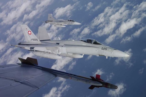 Gripen em formação com caças F-18 suíços - foto Força Aérea Suíça