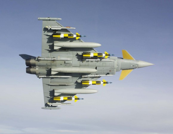 Caça Typhoon em teste de armamento - foto Eurofighter