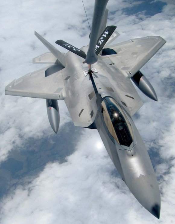 F-22 em reabastecimento em voo - foto USAF