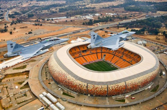 Gripens SAAF sobre estádio em Johannesburg - foto F Dely - Saab
