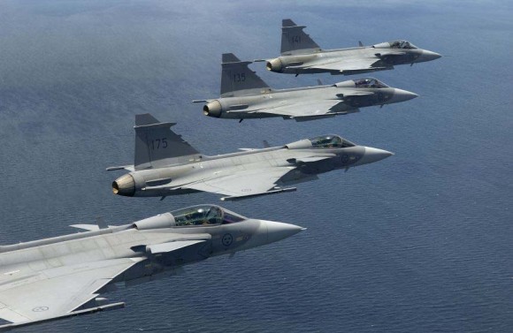 caças Gripen suecos em formação - foto K Tokunaga - Saab