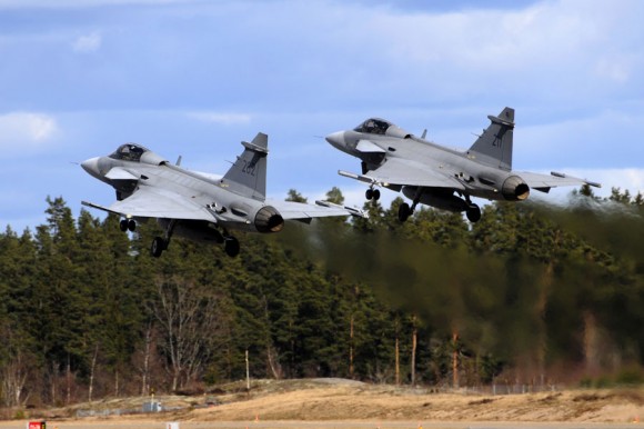 caças Gripen decolam na Lion Effort 2012 - foto Saab