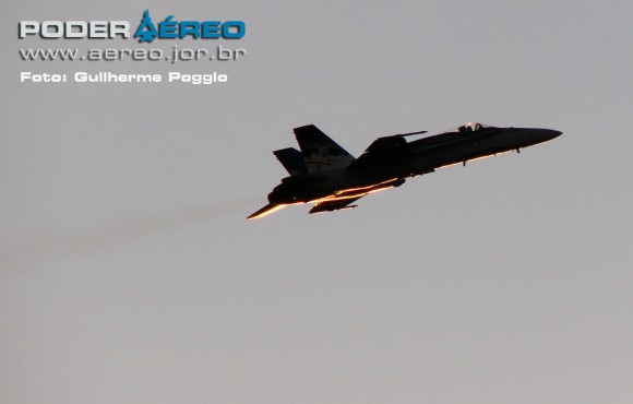 CAF Hornet 781 em voo na AFA - foto Poder Aereo - Poggio