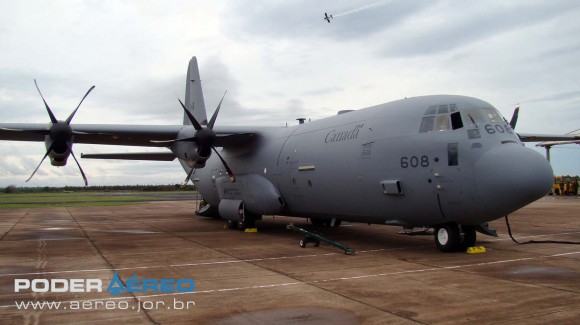 EDA 60 anos - C-130J canadense no sábado 12 de maio - apresentação de avião acrobático ao fundo - foto Nunão - Poder Aéreo