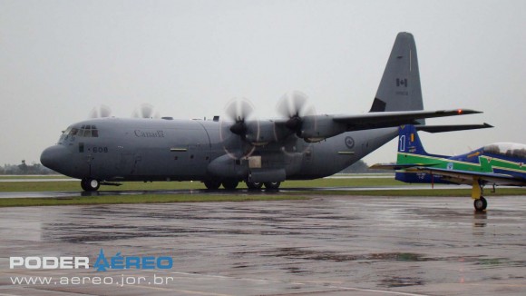 EDA 60 anos - C-130J canadense preparando-se para decolagem na manhã chuvosa de sábado 12 de maio - foto Nunão - Poder Aéreo