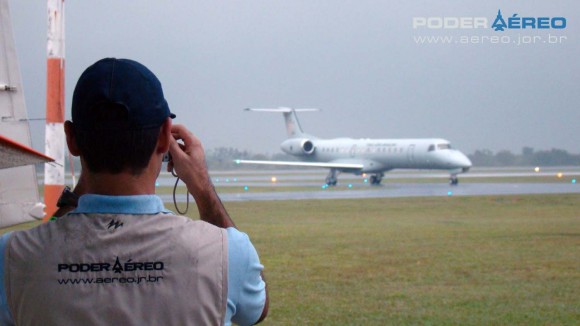 EDA 60 anos - C-99 da FAB taxiando sob forte chuva na manhã de sábado - foto 2 Nunão - Poder Aéreo