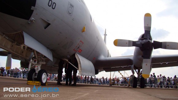EDA 60 anos - P-3AM com bomb bay aberto - foto Nunão - Poder Aéreo