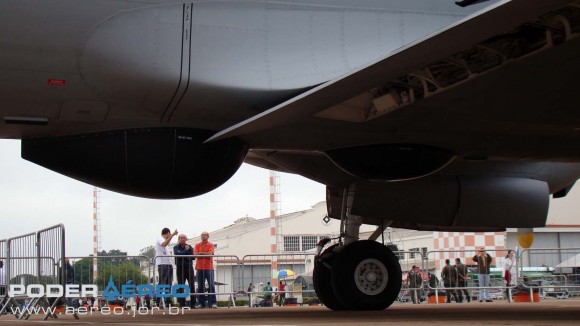 P-3AM - radomes sob a fuselagem - foto Nunão - Poder Aéreo