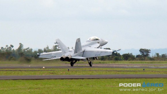EDA 60 anos - Super Hornet apresentação 1 domingo - toque na pista - foto 2 Nunão - Poder Aéreo