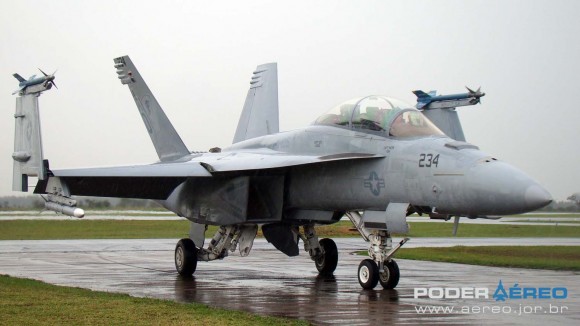 EDA 60 anos - Super Hornet da USN taxiando após apresentação sob chuva - foto 5 Nunão - Poder Aéreo