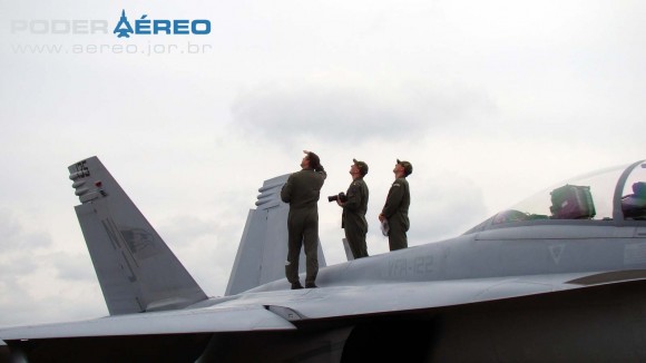 EDA 60 anos - pilotos assistem à Fumaça em cima de Super Hornet - foto 2 Nunão - Poder Aéreo