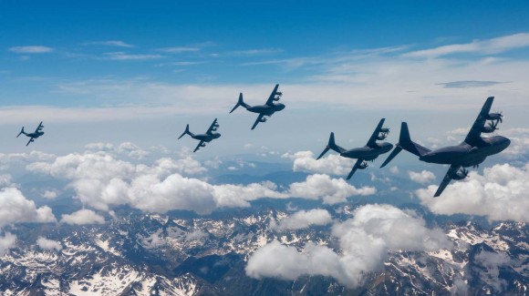 A400M - voo de formação com cinco aeronaves - foto Airbus Military