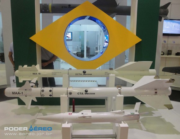 Laad 2011 - maquetes de mísseis da Mectron - empresa controlada pela Odebrecht - foto Nunão - Poder Aéreo