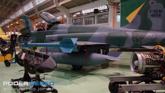 PAMA-SP 2012 - F-5EM 4856 em exposição - foto 2 Nunão - Poder Aéreo