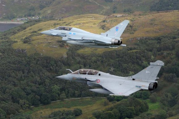 Voo conjunto Rafale Typhoon sobre a Escócia - foto via MoD UK