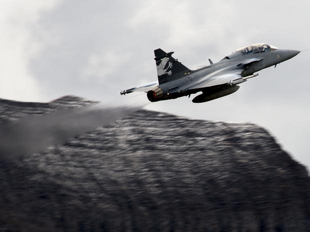 http://www.aereo.jor.br/wp-content/uploads//2012/10/Axalp-2012-Gripen-F-foto-AFP-via-Terra.jpg